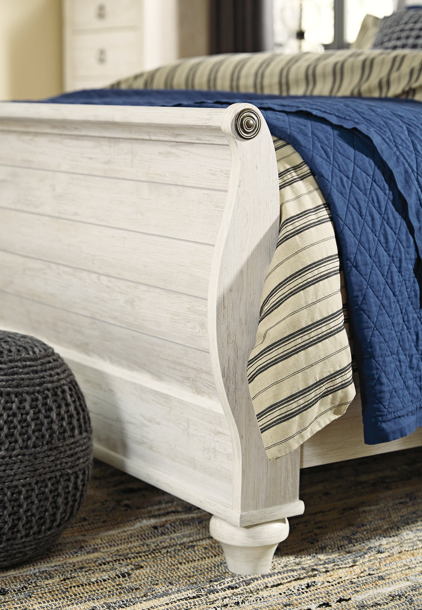 Willowton Sleigh Bed With Mirrored Dresser, Chest And 2 Nightstands