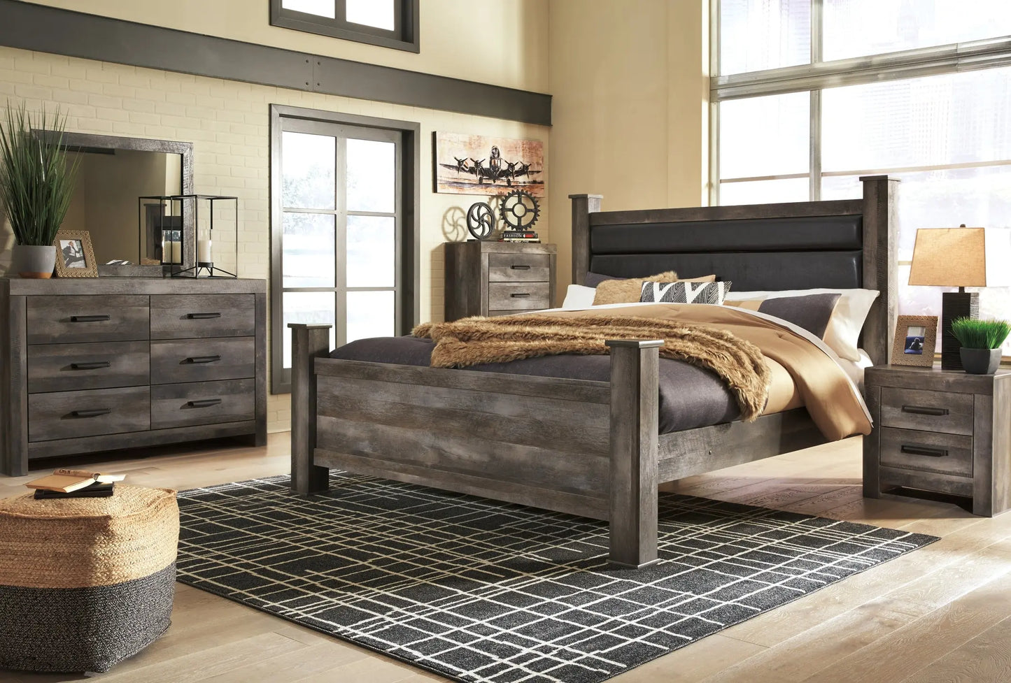 Wynnlow King Poster Bed with Mirrored Dresser Premier Furniture & Mattress