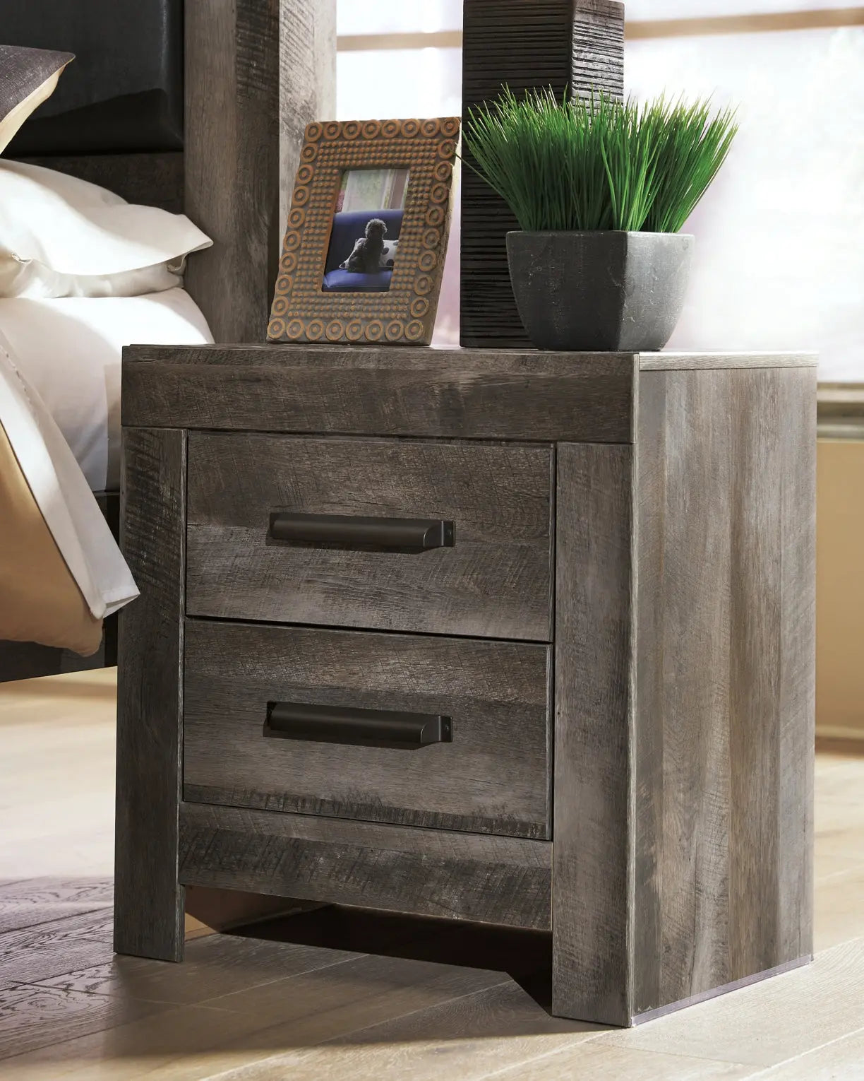 Wynnlow Queen Panel Bed with Mirrored Dresser and Nightstand Premier Furniture & Mattress