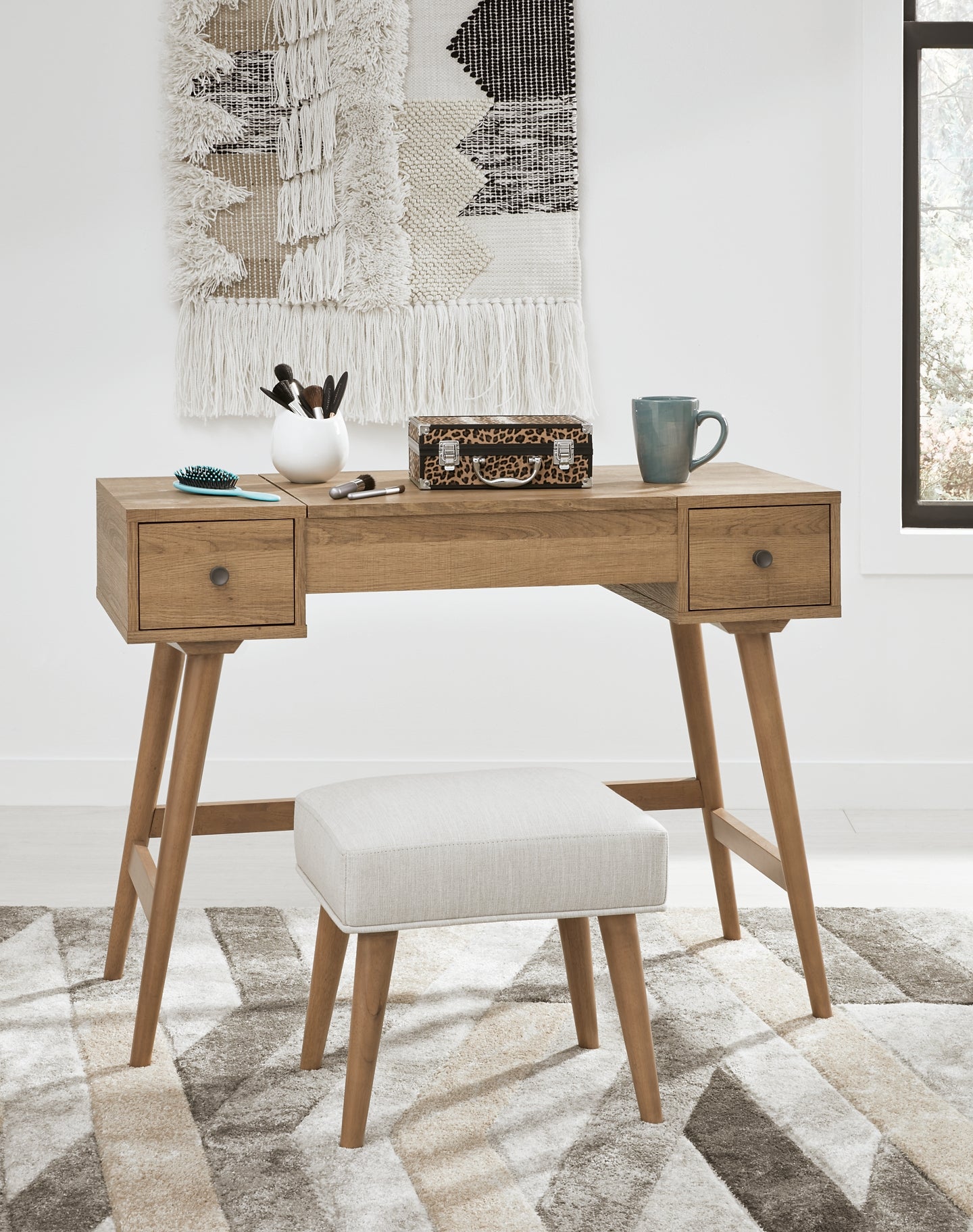 Thadamere Vanity/UPH Stool (2/CN) - Premier Furniture & Mattress