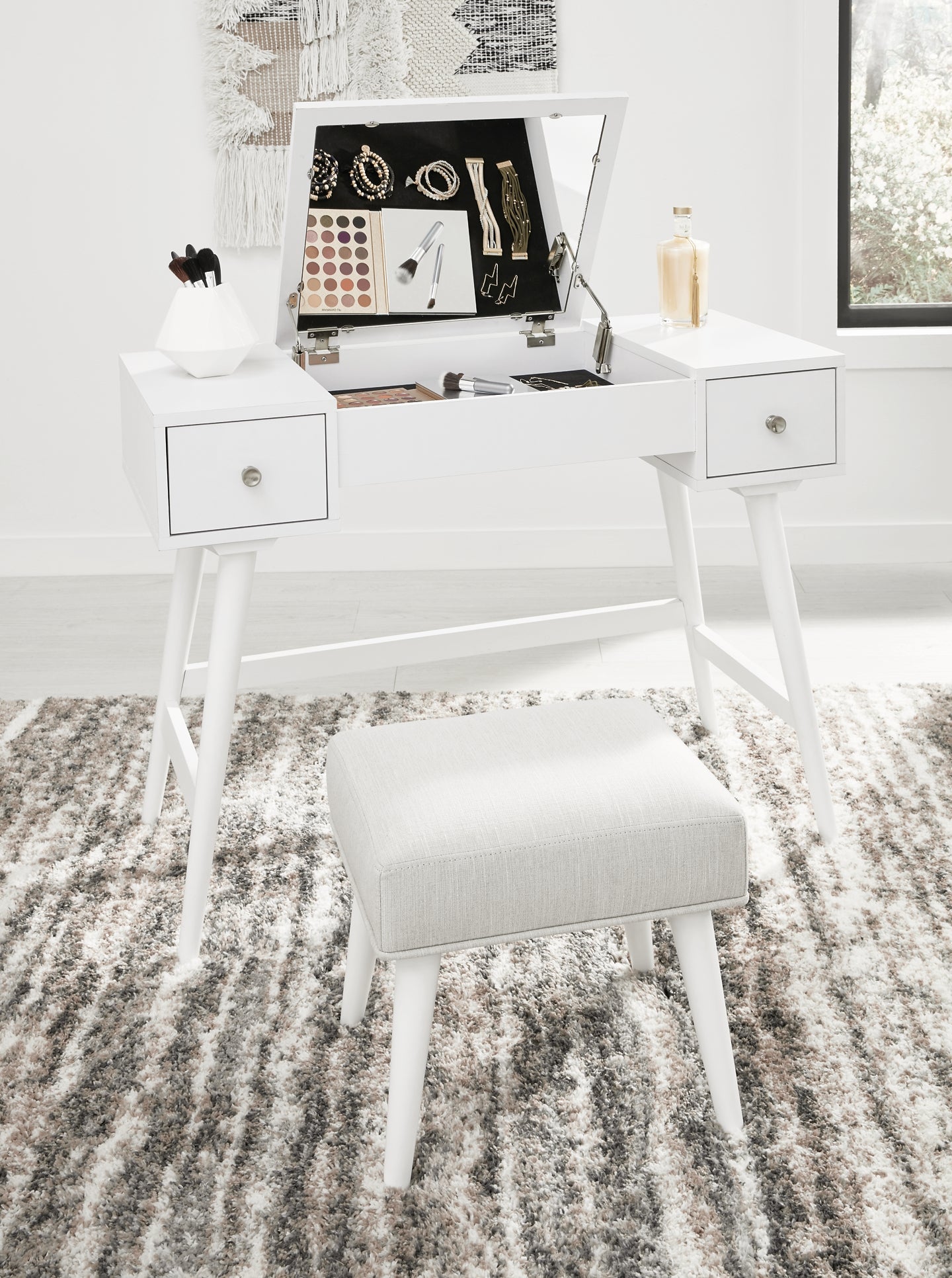 Thadamere Vanity/UPH Stool (2/CN) - Premier Furniture & Mattress