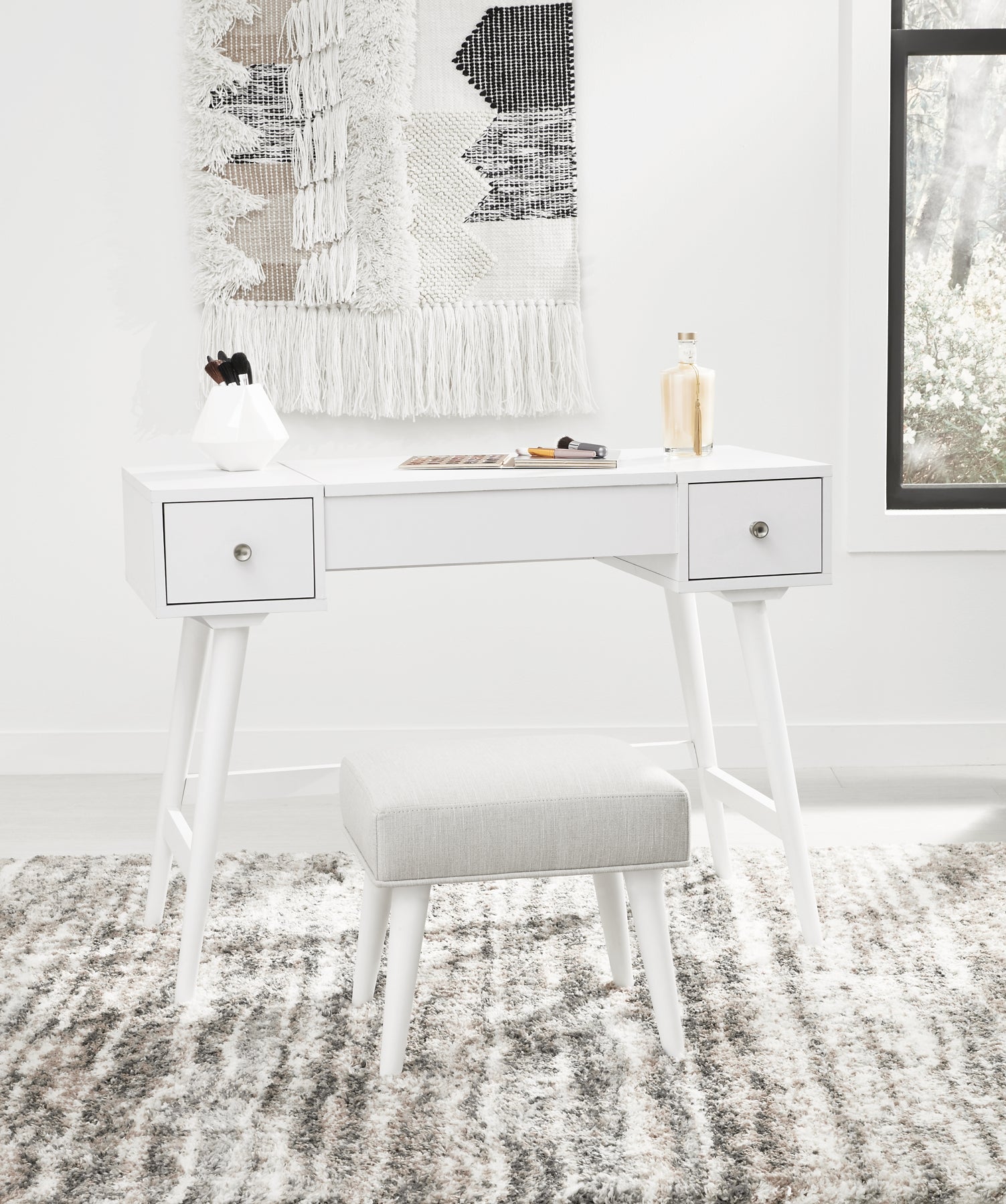 Thadamere Vanity/UPH Stool (2/CN) - Premier Furniture & Mattress